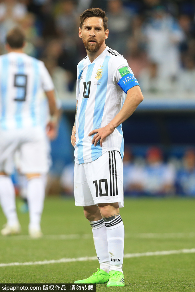 湖人vs猛龙首发：里夫斯搭档詹皇PK英格拉姆&巴恩斯