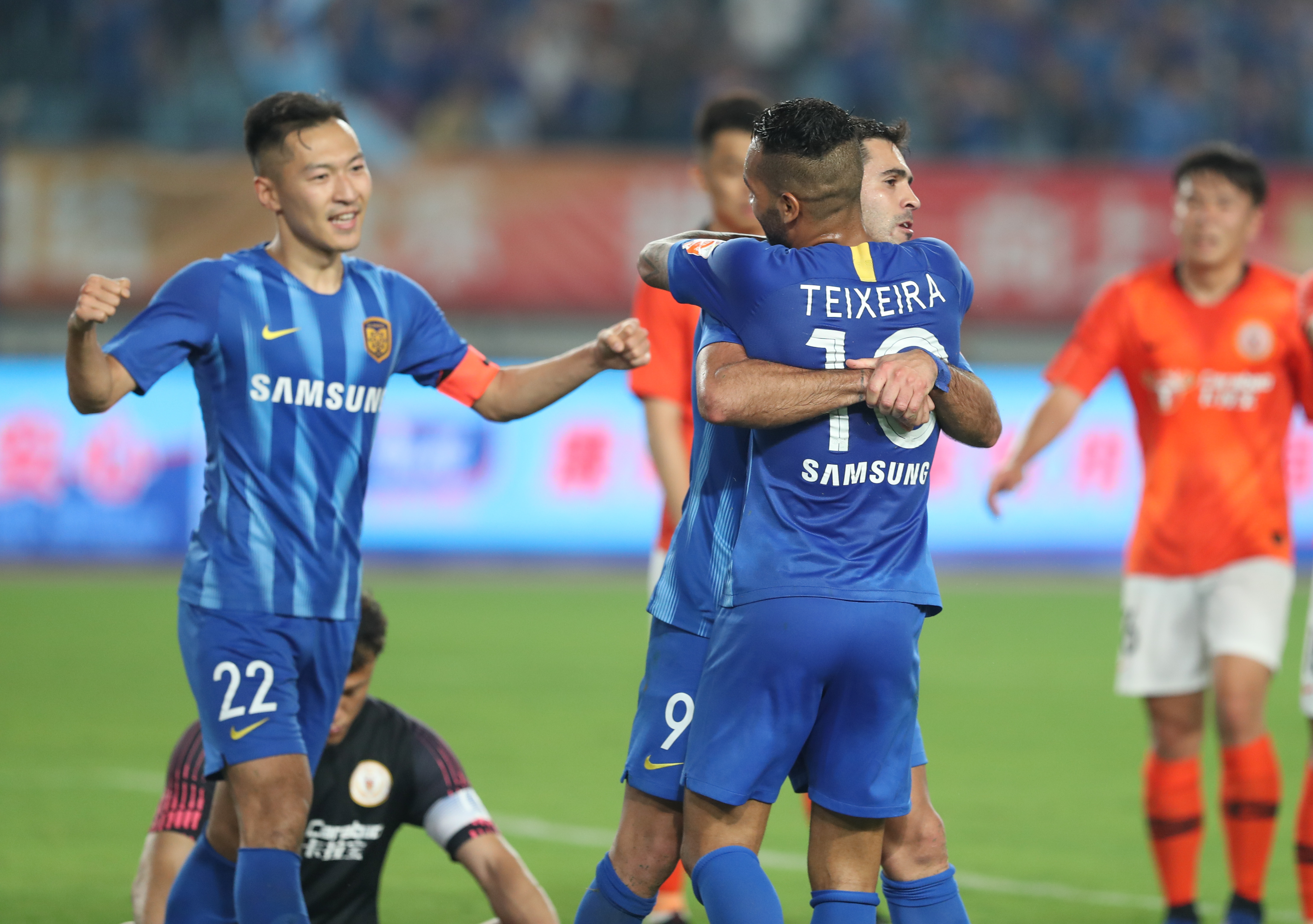 曼联对阵西汉姆联：德利赫特缺席，阿莫林调整阵容迎战