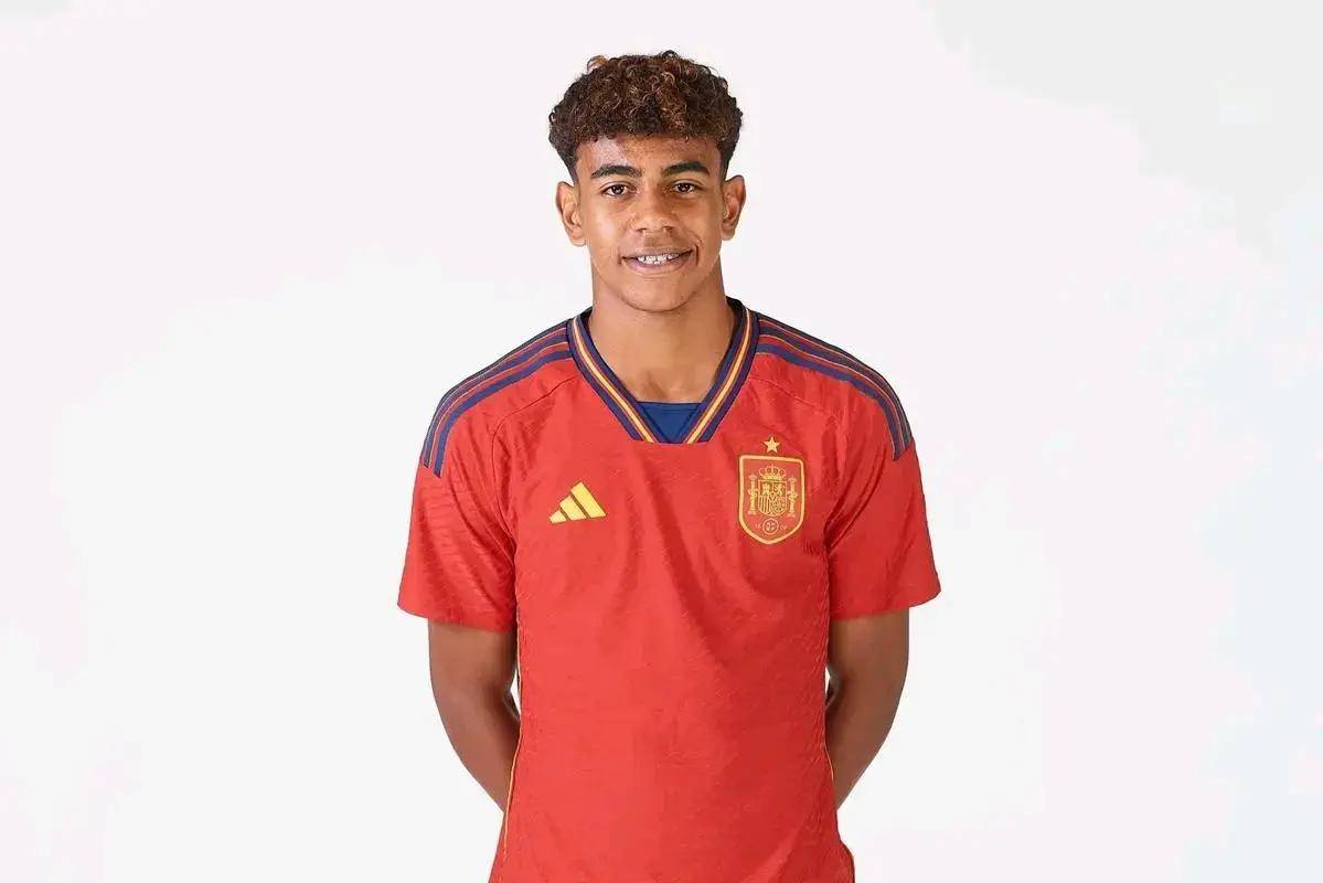 阿斯顿维拉主场2-1战胜阿森纳，延续连胜，双线作战表现亮眼。